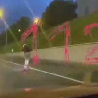 Мужчина разогнался на электросамокате до 80 км/ч — полиция изучает видео