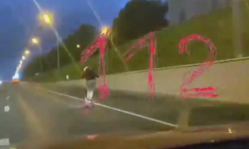 Мужчина разогнался на электросамокате до 80 км/ч — полиция изучает видео